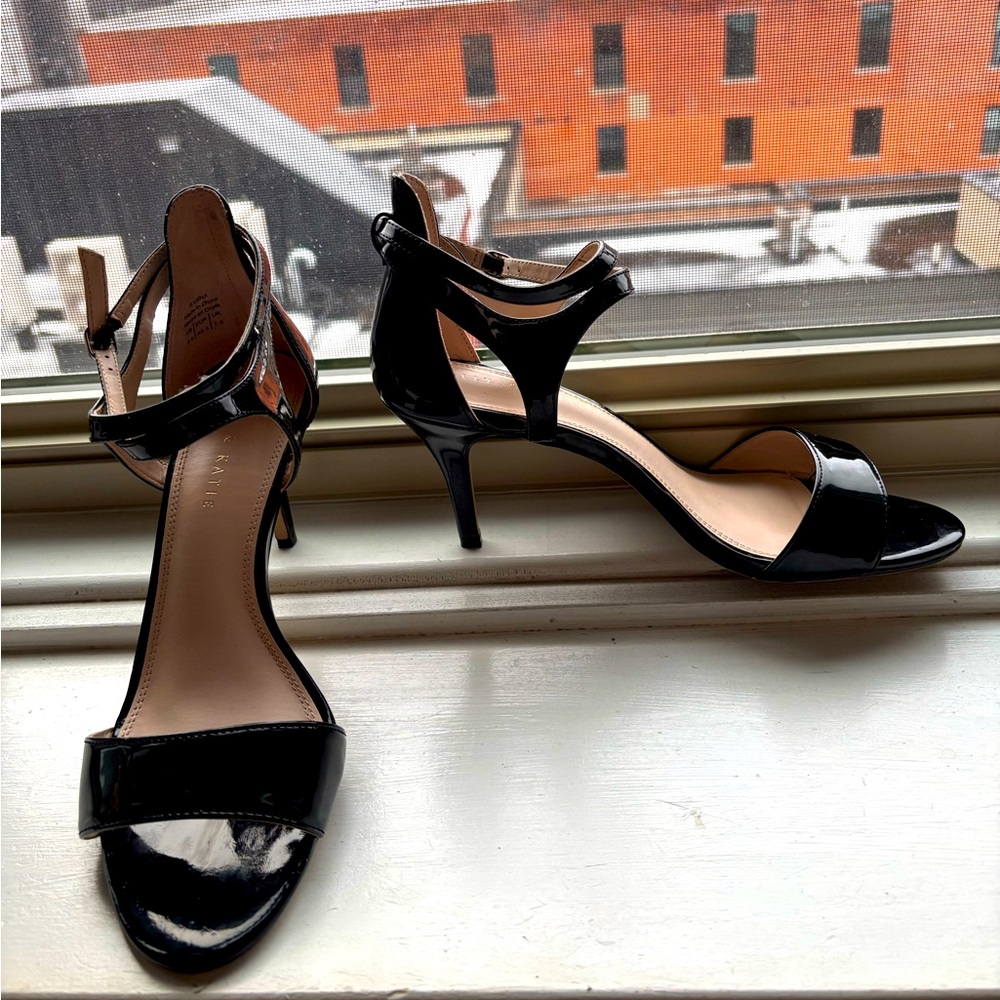 Women’s Black Patent Finish, Heeled Sandals. 3 1/2”Heel, Near New, Size 9 1/2